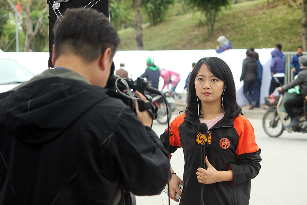 Tuy nhiên, khi lên hình trực tiếp tại hiện trường, nữ phóng viên nước ngoài rất nghiêm túc, khác hẳn với biểu cảm nhí nhảnh ban đầu.