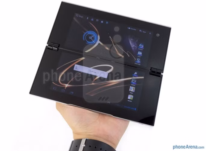 Nỗ lực của Sony trong một thiết kế có thể gập lại không còn nghi ngờ gì nữa khi từ năm 2012 đã ra mắt Sony Tablet P. Mặc dù sản phẩm bị ảnh hưởng bởi một số vấn đề về hiệu năng, nhưng đây là một trong số ít các thiết bị tồn tại được chứng nhận PlayStation.