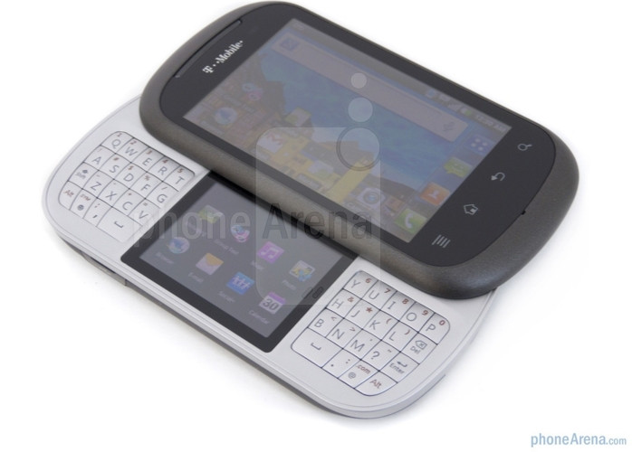 LG DoublePlay không hẳn là điện thoại gập được nhưng lại có thêm bàn phím và màn hình phụ, tuy nhiên, đây cũng chính là điểm hạn chế khiến nó trở thành thảm họa của năm 2011, khi khả năng đa tác vụ trên màn hình phụ thường xuyên gặp lỗi.