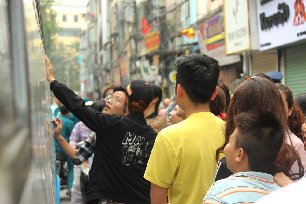 Người thân tân binh lưu luyến cho đến khi chiếc xe di chuyển xa dần.