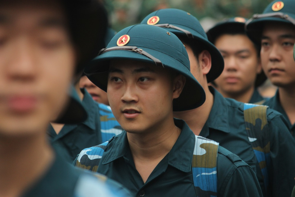 Hơn 8h sáng nay, các tân binh bắt đầu di chuyển lên các chuyến xe để về đơn vị của mình để bắt đầu việc rèn luyện, thực hiện nhiệm vụ cao cả.