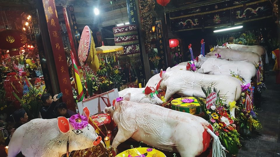 Sau khi làm lễ xong, các xóm sẽ rước “ông lợn” của xóm mình quay trở lại nhà rồi lần lượt chia thịt cho nhau như để phát lộc.