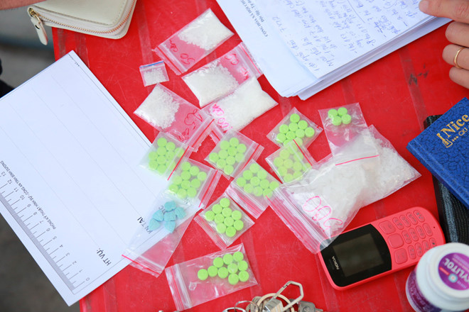 Phat hien sung va 30 vien dan trong can nha cua nhom buon ma tuy