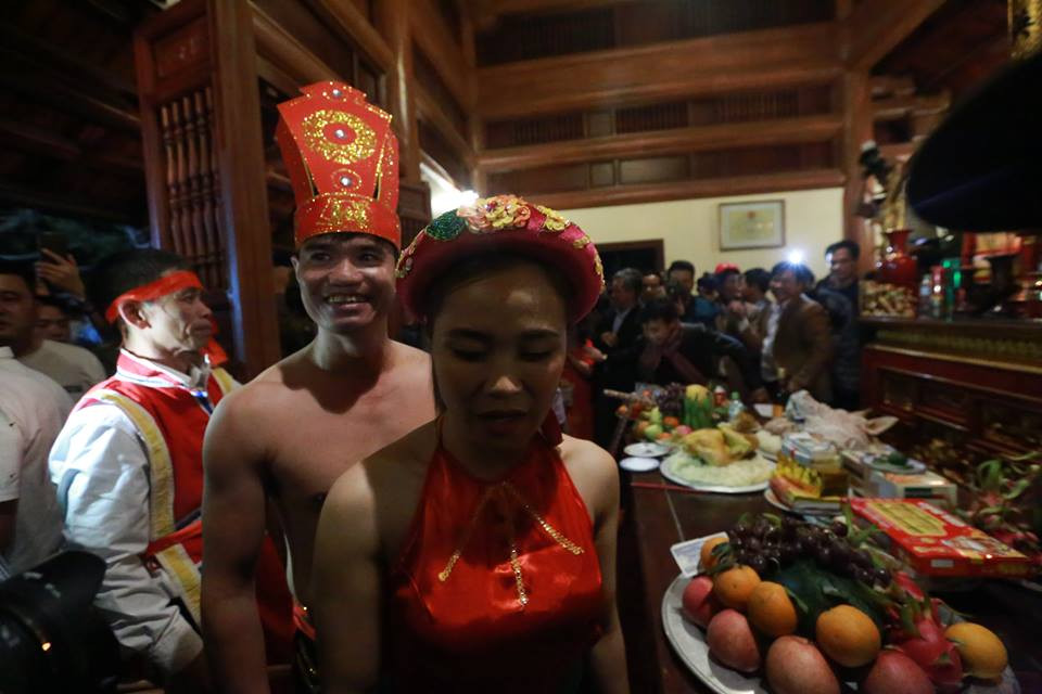 Năm nay, vợ chồng anh Chử Đức Chiến (SN 1978) và chị Bùi Thị Thanh Huyền (SN 1990) tiếp tục được người dân trong làng tín nhiệm giao nhiệm vụ thực hiện nghi thức tình phộc.