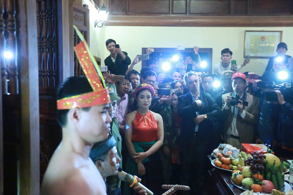 Vợ chồng anh Chiến và chị Huyền làm lễ bái trước khi làm nghi thức tình phộc.