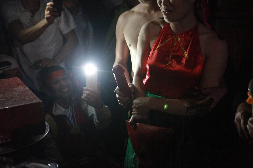 Ngay khi đèn nến được tắt hết, cụ thủ từ hô khẩu lệnh “linh tinh tình phộc” và anh Chiến dùng Nõ đâm “phộc” vào Nường chị Huyền cầm.