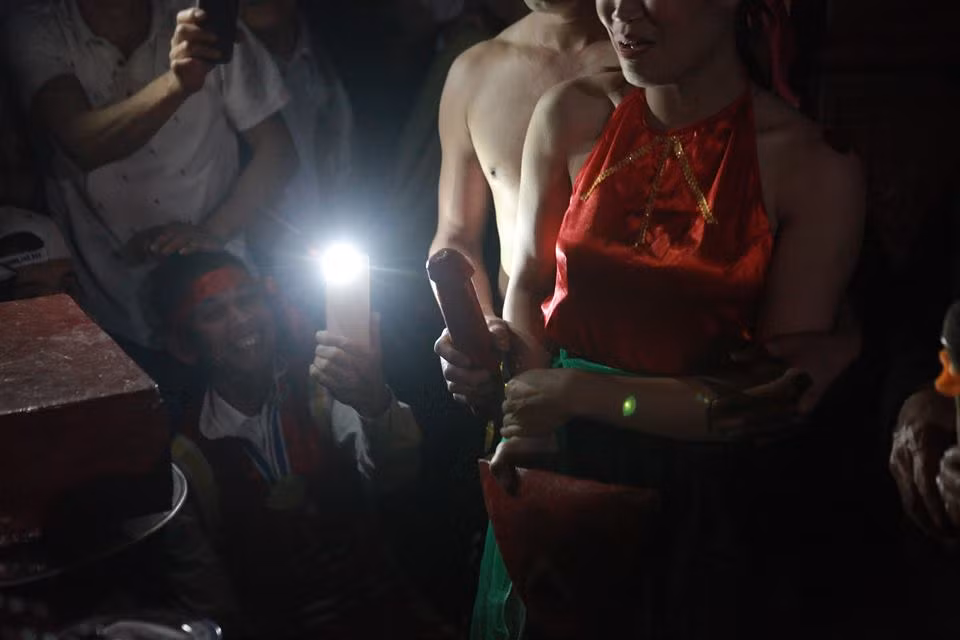 Ngay khi đèn nến được tắt hết, cụ thủ từ hô khẩu lệnh “linh tinh tình phộc” và anh Chiến dùng Nõ đâm “phộc” vào Nường chị Huyền cầm.