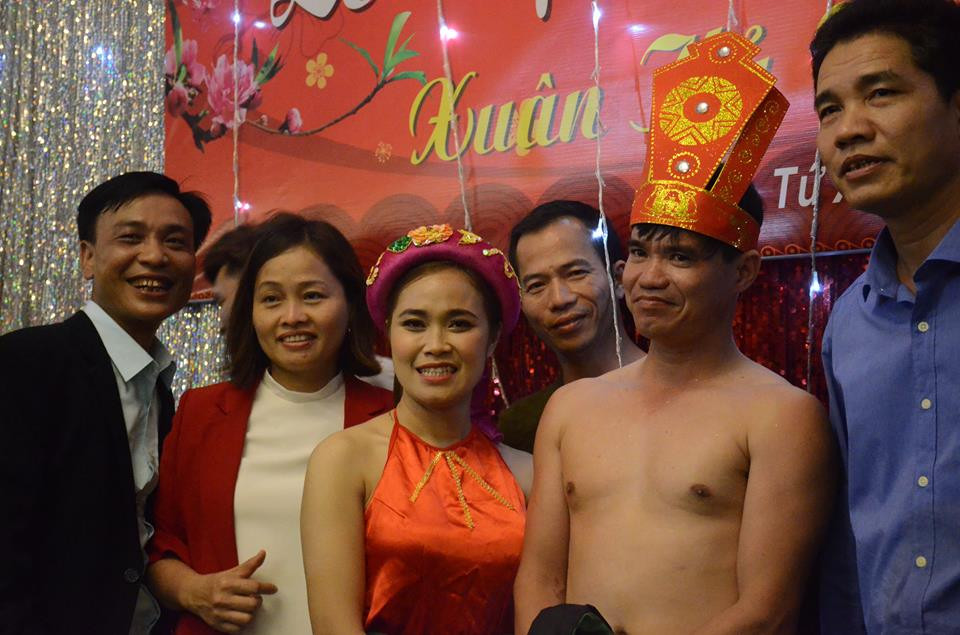 Người dân vui vẻ chụp ảnh với đôi vợ chồng làm "chuyện ấy" lúc nửa đêm trong ngôi miếu 17 tỷ đồng. Được biết, lễ hội Trò Trám đã được Bộ Văn hóa, Thể thao và Du lịch đưa vào danh mục Di sản văn hóa Phi vật thể quốc gia.