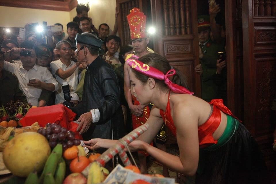 Hàng nghìn người dân chen lấn, chụp ảnh để được ngắm tận mắt nghi thức tình phộc.