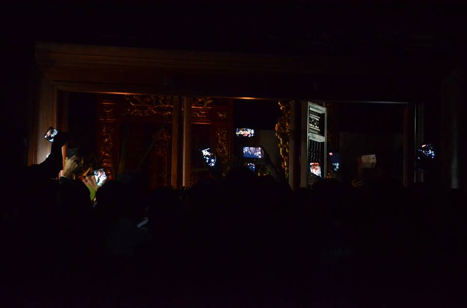 Khi giây phút diễn ra nghi lễ tình phộc, hàng ngàn người chen chân nhằm được xem tận mắt nghi lễ độc đáo này.