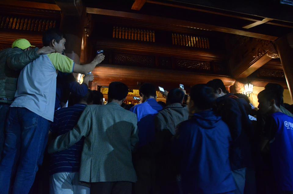 Dù nghi lễ được thực hiện trong bóng tối, nhưng có rất nhiều người dân vẫn kiên trì dùng điện thoại phát trực tiếp lên các mạng xã hội, khoe với bạn bè, người thân.