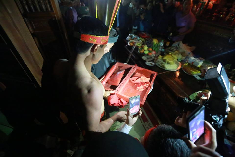 Đúng lúc 00h, hòm thiêng bên trong chứa sinh thực khí của nam (Nõ) và sinh thực khí của nữ (Nường) được lấy ra.