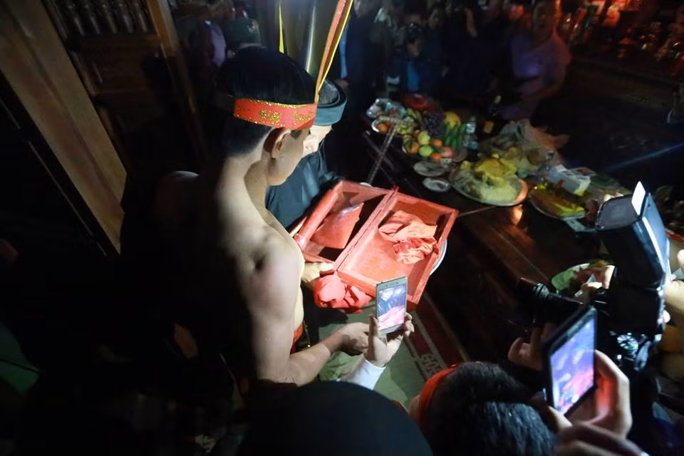 Đúng lúc 00h, hòm thiêng bên trong chứa sinh thực khí của nam (Nõ) và sinh thực khí của nữ (Nường) được lấy ra.