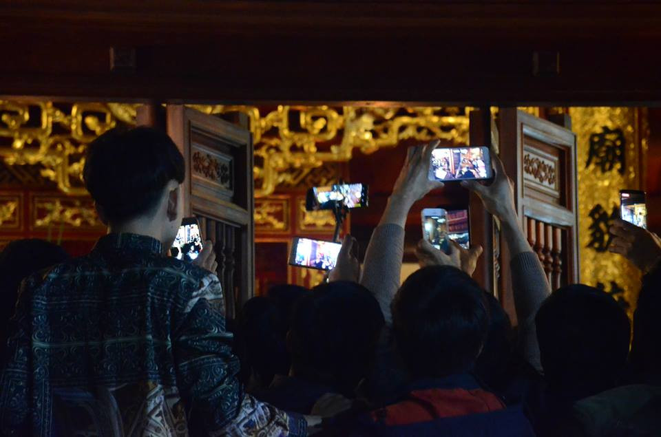 Ai ai cũng muốn ghi lại được nghi thức độc đáo của lễ hội này.