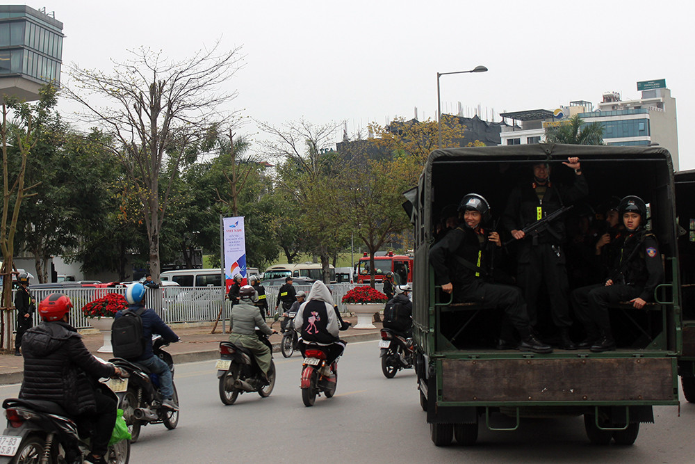 Tại khu vực khách sạn JW Marriott (quận Nam Từ Liêm, TP Hà Nội) - nơi đoàn xe đặc chủng; trong đó có "quái thú" của Tổng thống Mỹ Donald Trump tập kết, cũng là nơi ông Donald Trump được dự đoán sẽ lưu trú trong thời gian diễn ra Hội nghị thượng đỉnh Mỹ - Triều, lực lượng cảnh sát cơ động được tăng cường đến đây rất đông.