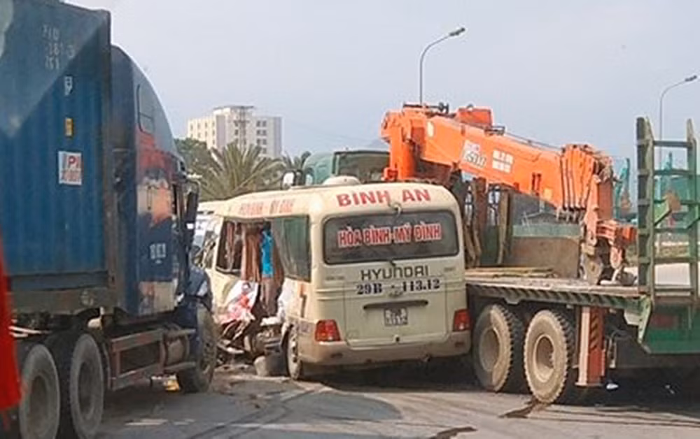 Tai nan lien hoan tren Dai lo Thang Long, 3 nguoi thuong vong-Hinh-4