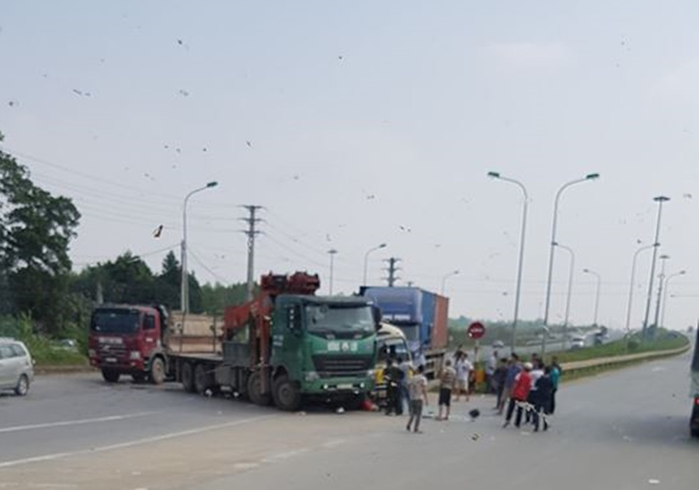 Tai nan lien hoan tren Dai lo Thang Long, 3 nguoi thuong vong-Hinh-5