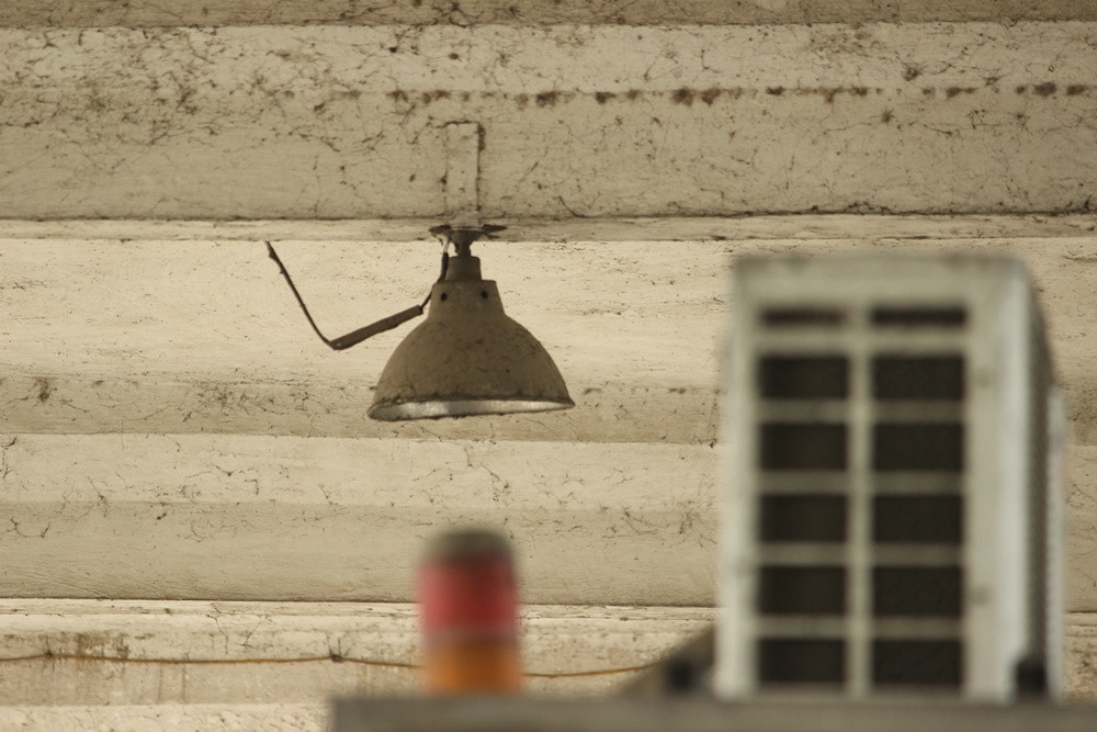 Theo quan sát của PV, trên trần của trạm BOT Bắc Thăng Long - Nội Bài rất bẩn, bụi bám đầy và hầu như không được quét dọn.