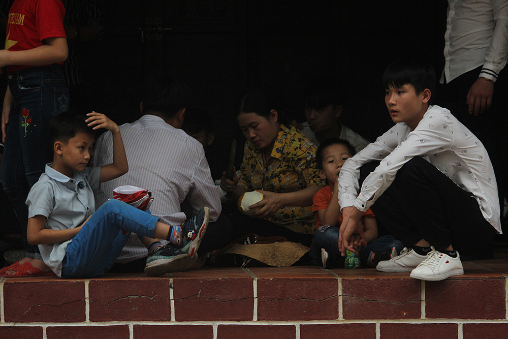 Trong khuôn viên chùa Hương ban tổ chức đã đặt nhiều biển báo "Nơi tôn nghiêm, quý khách không ăn uống", tuy nhiên nhiều gia đình khi trẩy hội chùa Hương vẫn ngồi la liệt ở các góc trong chùa ngồi ăn uống rất "hồn nhiên".