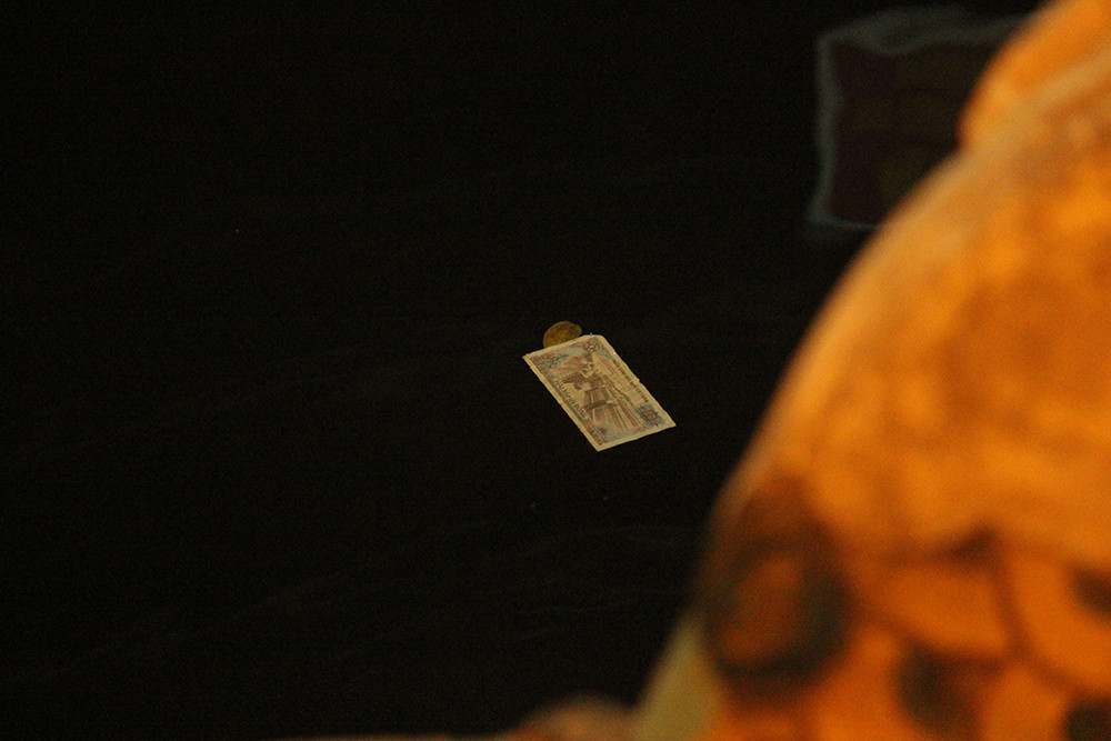 Tiền lẻ vẫn thả xuống giếng.