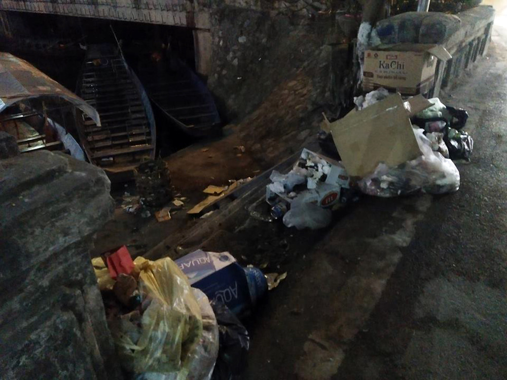 Đủ thứ rác thải xả bừa bãi trên bờ suối Yến.