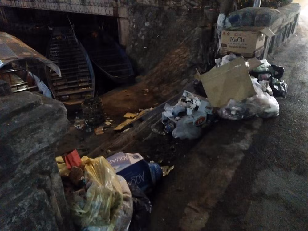 Đủ thứ rác thải xả bừa bãi trên bờ suối Yến.