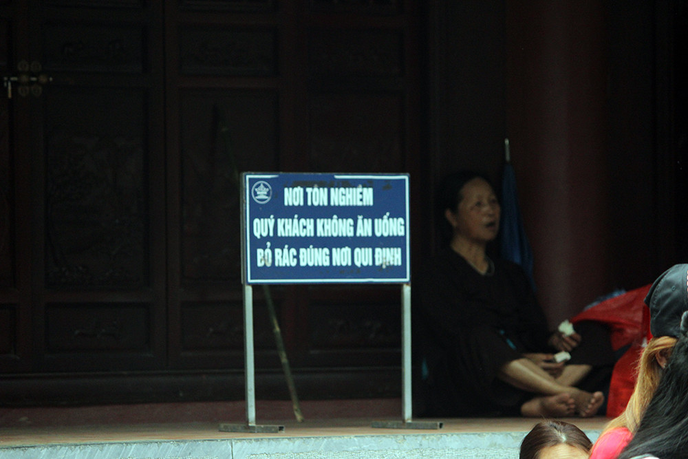 Các biển báo được đặt ở nhiều nơi trong khu vực chùa Hương.