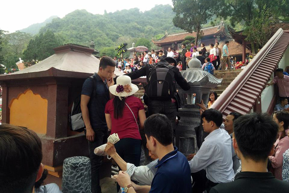 Tuy nhiên, ngay buổi đầu khai hội chùa Hương 2019 đã xuất hiện rất nhiều hình ảnh phản cảm từ phía du khách đến trẩy hội. Ảnh: Du khách đua nhau trèo tường vào chùa Hương thay vì đi theo lối cổng chùa.