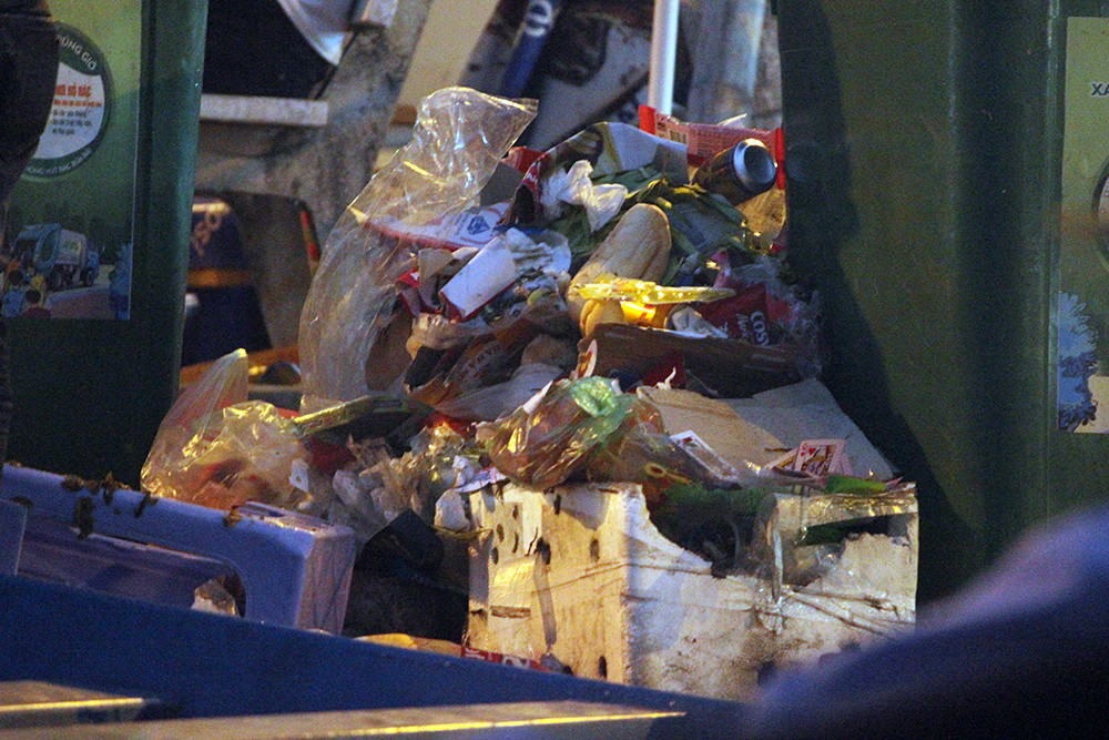 Rác thải thì ném ra bên ngoài thùng rác...