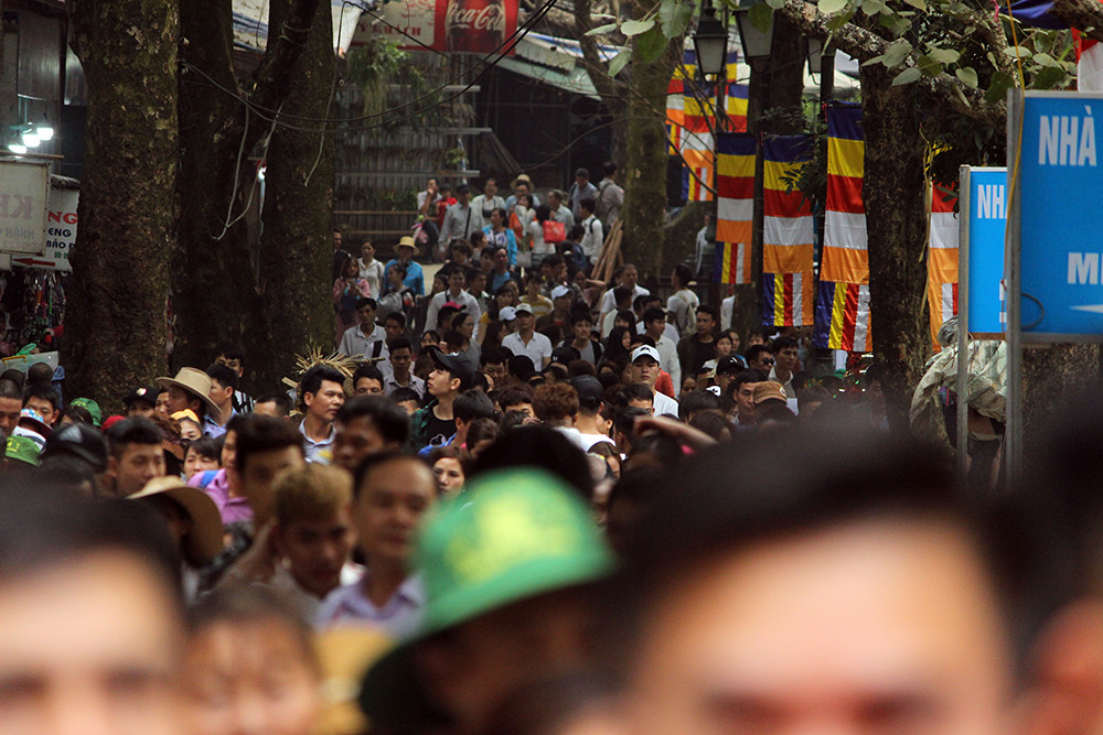 Các ngả đường dẫn lên chùa Hương đông nghịt du khách.