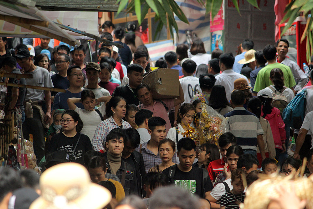 Từng dòng người chen nhau đi trẩy hội.