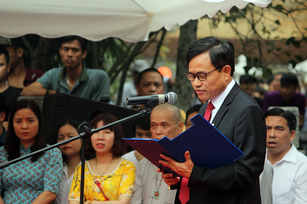 Anh: Bien nguoi no nuc du le khai hoi chua Huong 2019