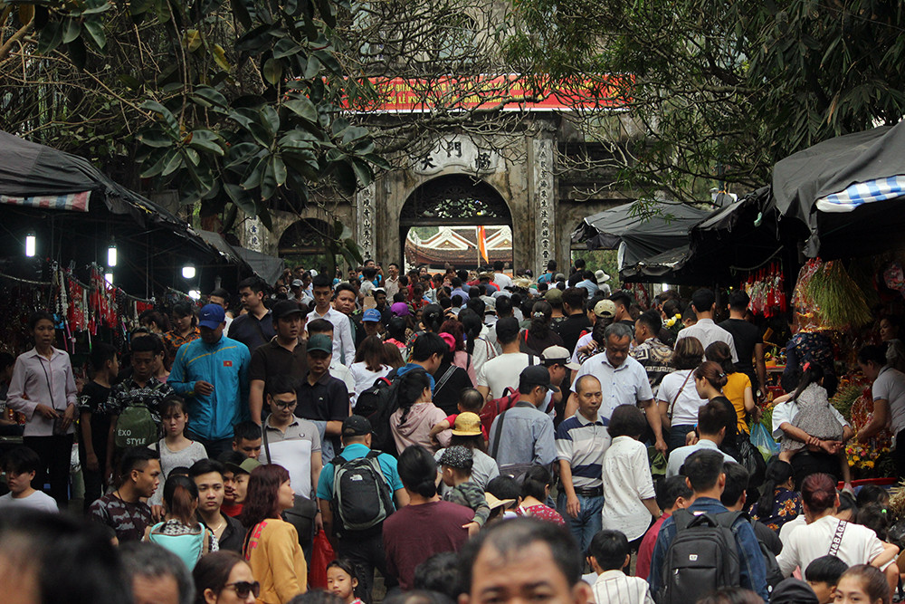 Lối đường chính vẫn đông nghịt người đi trẩy hội.