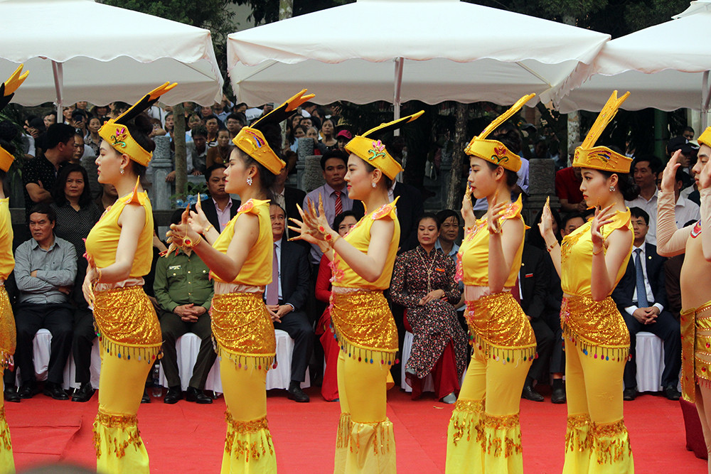 Những tiết mục văn nghệ đặc sắc được biểu diễn tại buổi khai hội.