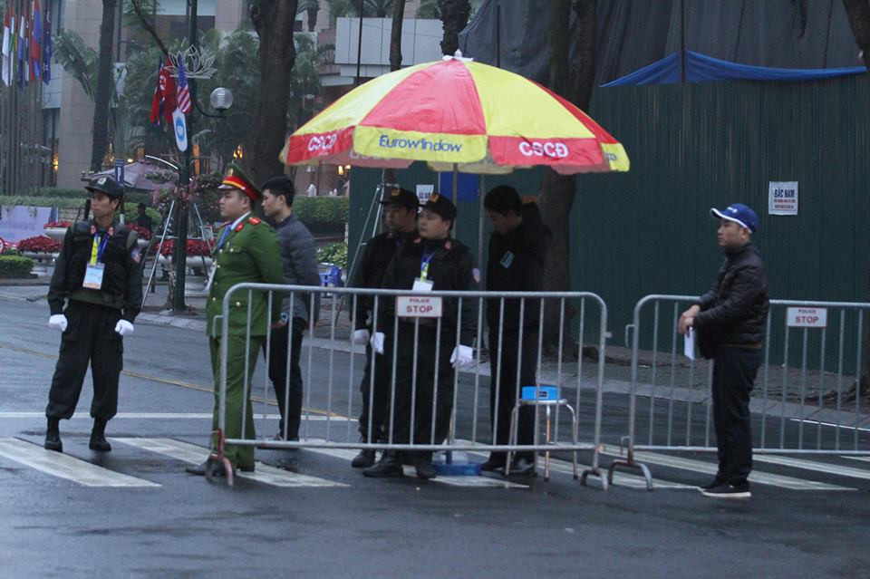 Các tuyến phố được lực lượng chức năng lập hàng rào an ninh.