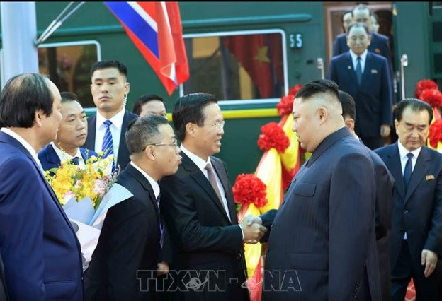 Tiếp đón Chủ tịch Kim Jong-un là Ủy viên Bộ Chính trị, Bí thư Trung ương Đảng, Trưởng ban Tuyên giáo Trung ương Võ Văn Thưởng. Sau đó, Chủ tịch Kim đã lên xe để di chuyển về Hà Nội,