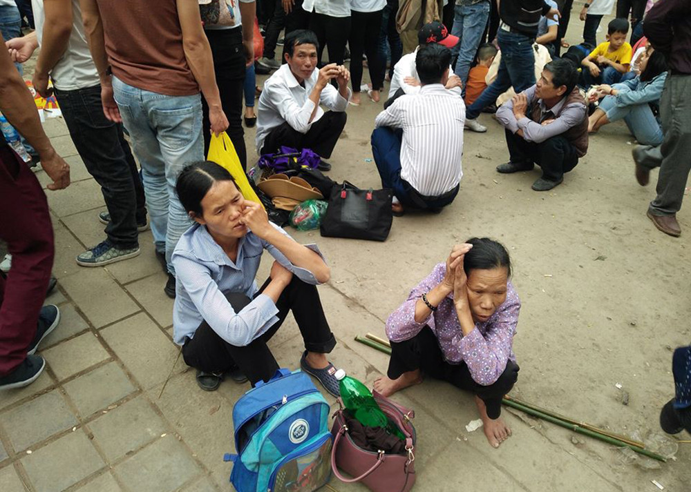 Do tuổi lớn và phải vượt một quãng đường xa từ quê đến chùa Hương lễ Phật nên hai người phụ nữ ngồi vạ vật luôn trên lòng đường.