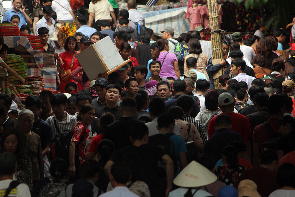 Đến trưa nay (10/2), hàng nghìn du khách thập phương kéo về chùa Hương lễ Phật, cầu may càng đông. Ở các đường chính lên chùa Hương dòng người thường xuyên phải chen chúc nhau.