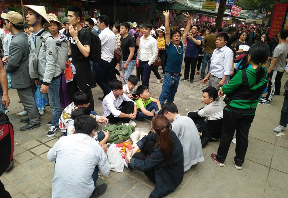 Nhiều gia đình đi trẩy hội chùa Hương cũng tỏ ra mệt mỏi, họ đua nhau ngồi la liệt khắp đường.