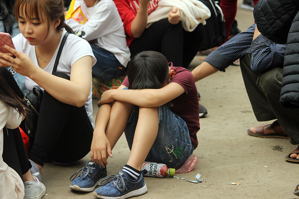 Cảnh du khách vạ vật khi đi chùa Hương như thế này khiến người xem cũng mệt mỏi thay.