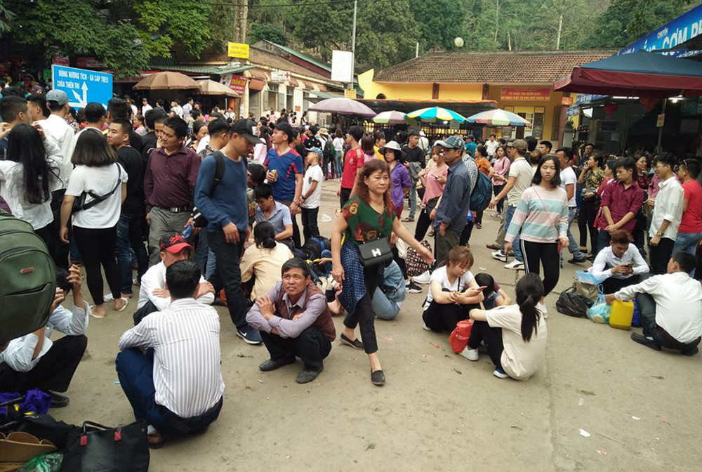 Tại khu vực đường rẽ lên chùa Thiên Trù và động Hương Tích, du khách ngồi vật vạ ở đường rất đông. "Tôi đi từ lúc 5h sáng, định đi lên động Hương Tích xin nước lộc, lễ Phật nhưng đông quá nên đi được một đoạn thì quay lại" - anh Phan Tuyến (29 tuổi, ở Hà Nội) chia sẻ.