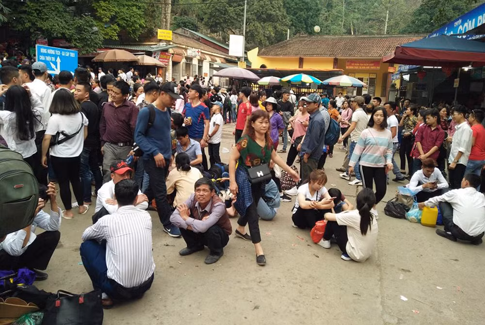 Tại khu vực đường rẽ lên chùa Thiên Trù và động Hương Tích, du khách ngồi vật vạ ở đường rất đông. "Tôi đi từ lúc 5h sáng, định đi lên động Hương Tích xin nước lộc, lễ Phật nhưng đông quá nên đi được một đoạn thì quay lại" - anh Phan Tuyến (29 tuổi, ở Hà Nội) chia sẻ.