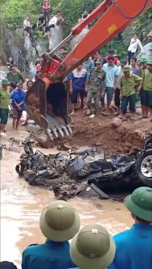 Tim thay xe cho 2 chien sy bien phong sau hon 1 nam bi lu cuon-Hinh-2