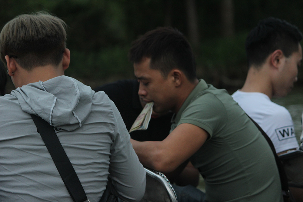 Hình ảnh du khách đánh bài ăn tiền vô cùng phản cảm.