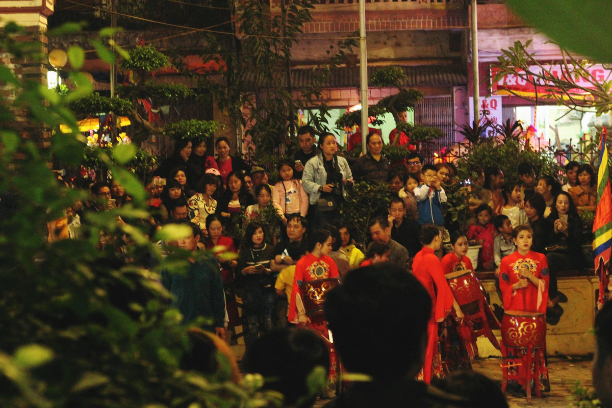 Đến 00h, các cụ cao niên bắt đầu làm lễ tế, thời gian kéo dài đến 1 hoặc 2h sáng ngày hôm sau.