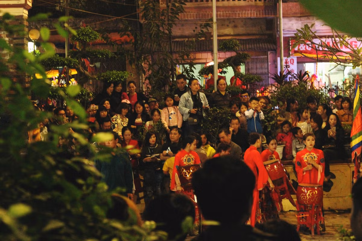 Đến 00h, các cụ cao niên bắt đầu làm lễ tế, thời gian kéo dài đến 1 hoặc 2h sáng ngày hôm sau.