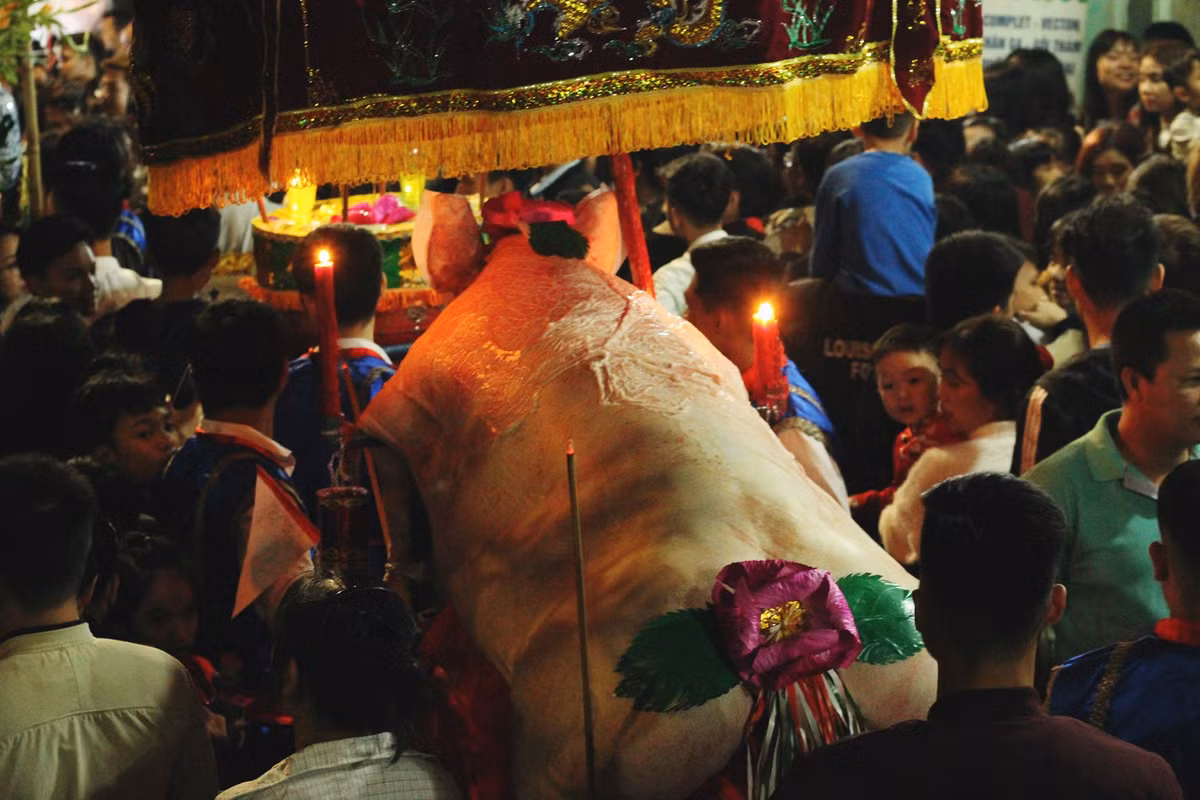 Từ đó, ngày 13 rạng sáng 14 tháng Giêng âm lịch hàng năm, người dân ở xã La Phù lại náo nức tổ chức lễ tế, hội rước “ông lợn”. Người dân trong làng mang lợn đến dâng và tôn ông là Thành Hoàng Làng.