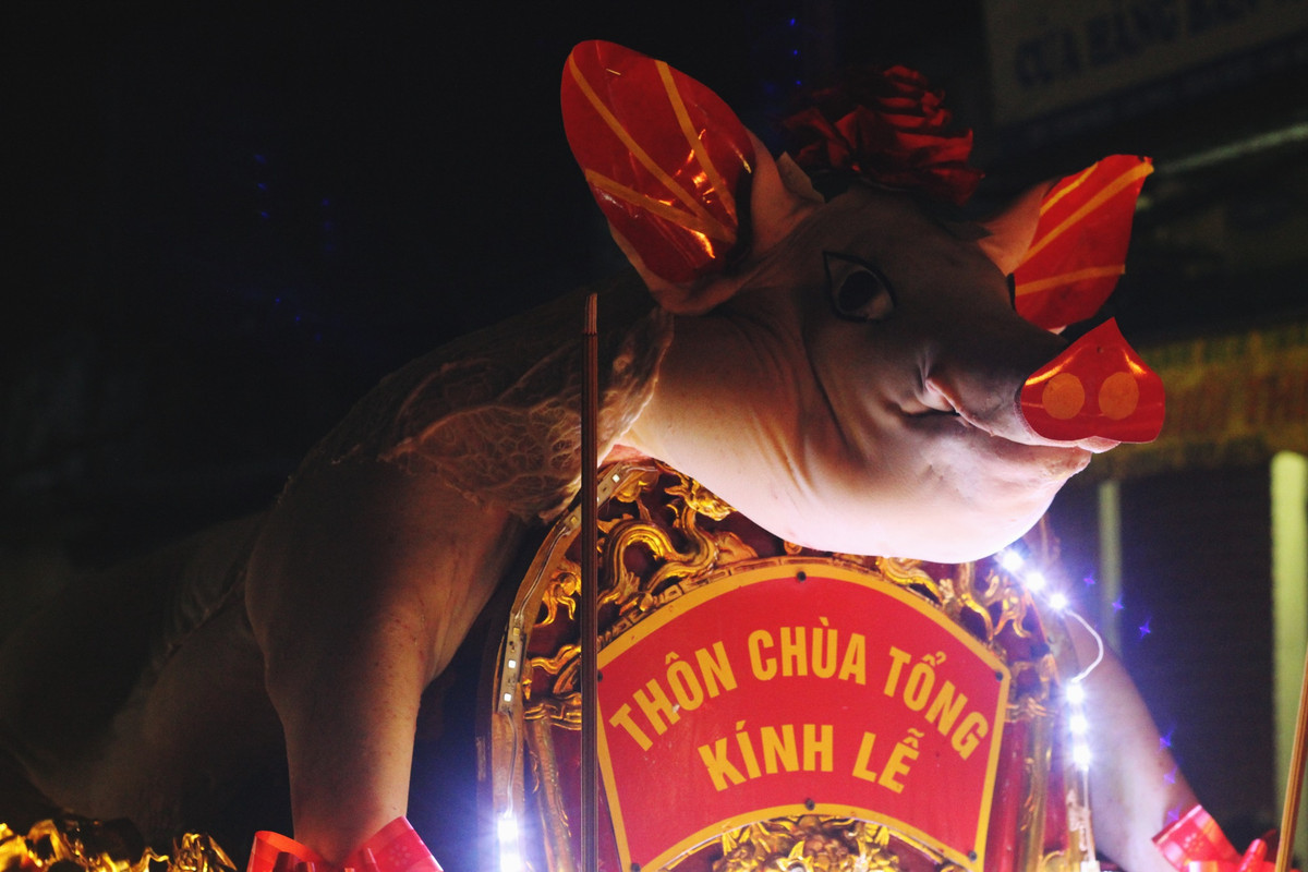 Theo các cụ cao niên ở La Phù, lễ hội rước “ông lợn” của xã có từ bao đời nay. Lễ hội diễn ra là để tưởng nhớ công ơn ông Tĩnh Quốc Tam Lang dưới thời Hùng Duệ Vương thứ 6 đã có công gìn giữ bờ cõi. Trước mỗi khi lên đường đi đánh giặc, Tĩnh Quốc Tam Lang lại mổ lợn, thổi xôi khao quân.