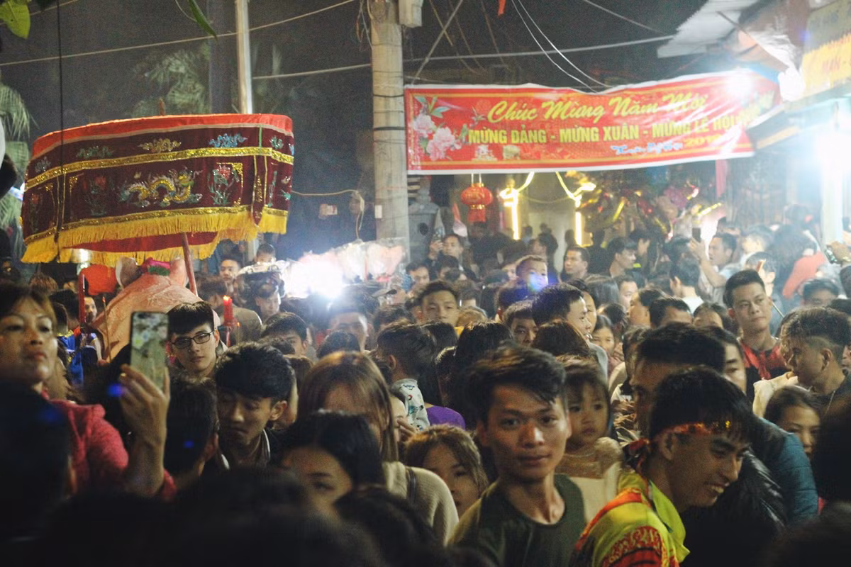 Hàng nghìn người đã kéo về xã La Phù vào tối ngày 17/2 để được thưởng thức màn rước “ông lợn” khổng lồ độc đáo nhất Hà Nội.