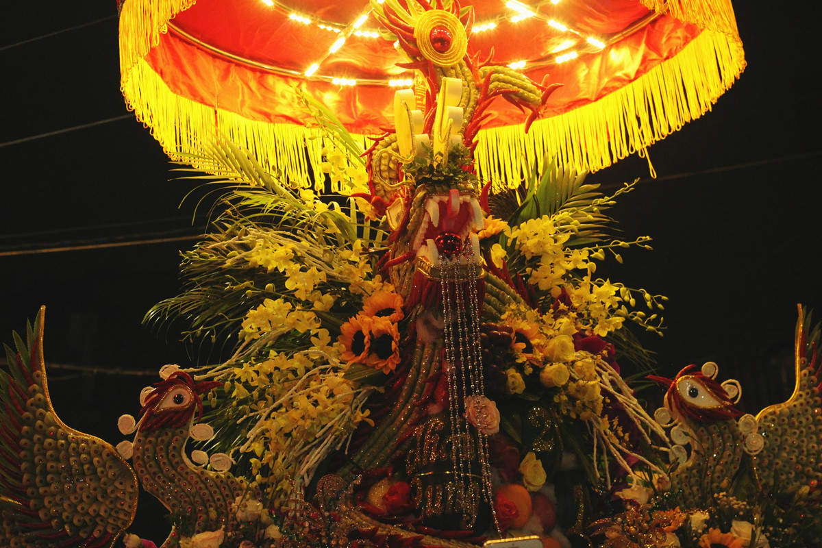 Lễ vật và các “ông lợn” được người dân xã La Phù rước đi qua các ngõ, đường làng vào đúng 18h tối ngày 17/2.